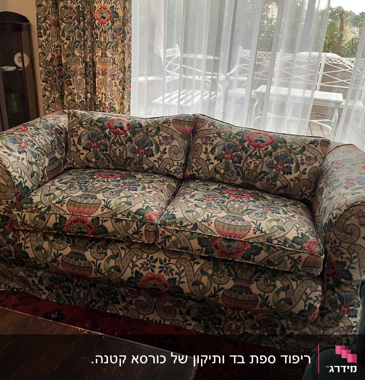 ספה מרופדת בדוגמת פרחים צבעונית